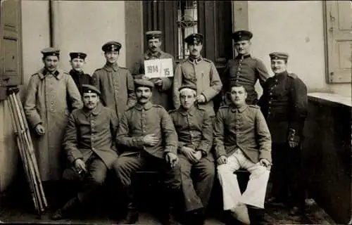 Foto Ak Freiburg im Breisgau Baden, Gruppenbild kaiserliche Soldaten im Lazarett