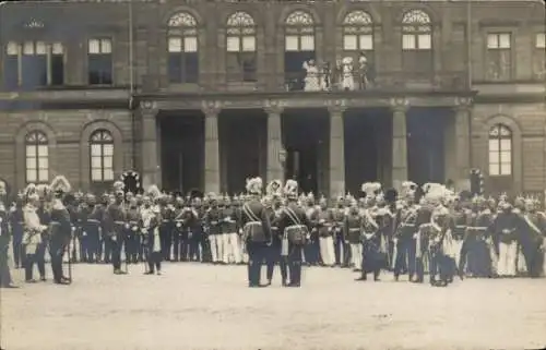 Ak Kaiser Wilhelm II und Soldaten vor Schloss in Berlin