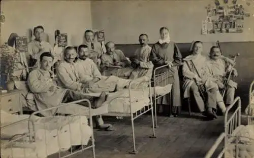 Foto Ak Cassel Kassel in Hessen, Gruppenbild kaiserliche Soldaten im Lazarett