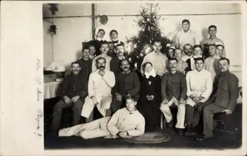 Foto Ak Nowawes Babelsberg Potsdam, Gruppenbild kaiserliche Soldaten im Lazarett mit Hilfspersonal