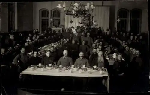 Foto Ak Deutsche Soldaten in Uniform bei einer Weihnachtsfeier an der Ostfront, 1. WK