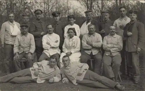 Foto Ak Gruppenbild kaiserliche Soldaten und Hilfspersonal im Lazarett Volkach