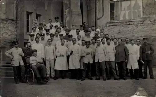 Foto Ak Gruppenbild kaiserliche Soldaten und Hilfspersonal im Lazarett Konstanz