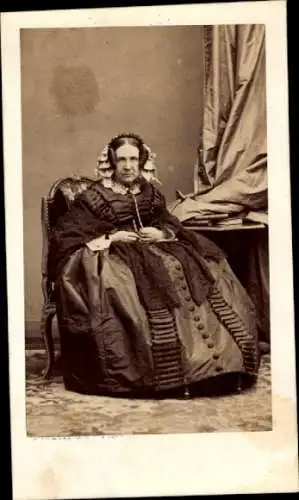 CdV Madame Armand Simone, Portrait