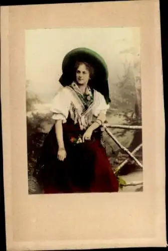 CdV Frau in Tracht, Portrait