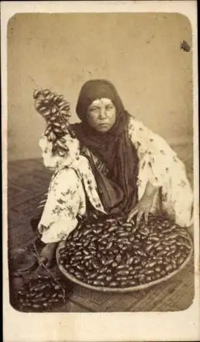 Foto Maghreb, arabische Frau mit Datteln