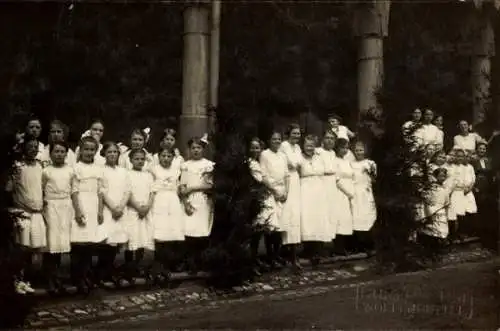 Foto Ak Wolfenbüttel in Niedersachsen, Schulklasse, Schulhof 1914