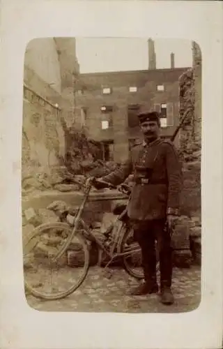 Foto Ak Deutscher Soldat in Uniform, Fahrrad, Ruinen