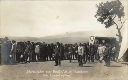 Ak Mazedonien, Mannschaften einer Feld-Flieger-Abteilung beim Essen-Empfang