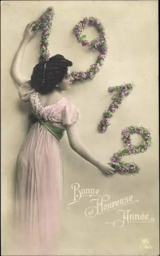 Ak Glückwunsch Neujahr 1912, Frau in pinkem Kleid, Blumen