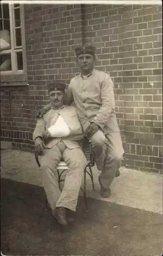 Foto Ak Zwei deutsche Soldaten, Kaiserzeit, Lazarett, Armschlinge