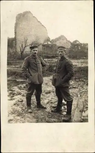 Foto Ak Zwei deutsche Soldaten in Uniformen, Kaiserzeit, Kriegszerstörungen, I. WK