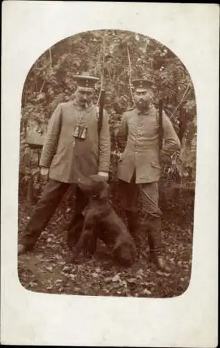 Foto Ak Zwei deutsche Soldaten in Uniformen, Kaiserzeit, Hund, Jäger