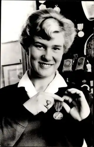 Ak Eiskunstläuferin Sjoukje Dijkstra, Portrait mit Olympiamedaille 1964