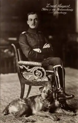 Ak Herzog Ernst August von Braunschweig, Sitzportrait, Uniform, Hund, Liersch 7004