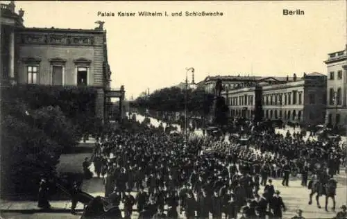 Ak Berlin Mitte, Palais Kaiser Wilhelm I., Schlosswache