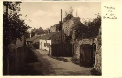 Ak Friedeberg Neumark, Schmale Gasse, alte Gebäude, Stadtmauer, Weg mit Kopfsteinpflaster