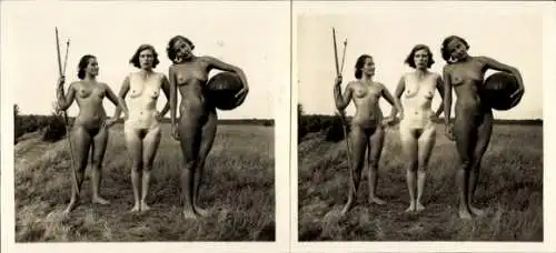 Stereo Foto: Gerhard Riebicke Erotik, Frauenakt, drei Frauen mit Speer, Ball