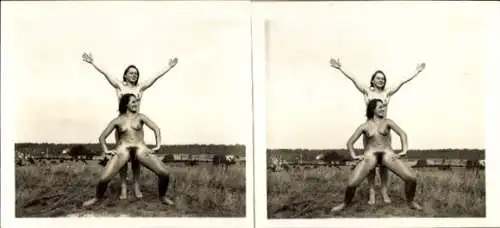 Stereo Foto: Gerhard Riebicke Erotik, Frauenakt, zwei Frauen auf einer Wiese, humoristische Pose