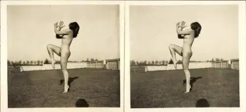 Stereo Foto: Gerhard Riebicke Erotik, Frauenakt, auf einem Bein stehend