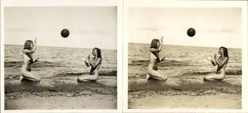 Stereo Foto: Gerhard Riebicke Erotik, Frauenakt, zwei Frauen am Strand kniend, Ball