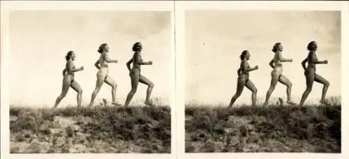 Stereo Foto: Gerhard Riebicke Erotik, Frauenakt, drei Frauen über eine Wiese laufend