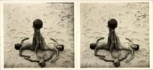 Stereo Foto Erotik, Frauenakt, drei Frauen im Sand liegend, Ball auf den Füßen balanciert