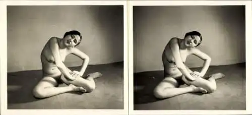 Stereo Foto: Gerhard Riebicke Erotik, Frauenakt, auf dem Boden sitzend