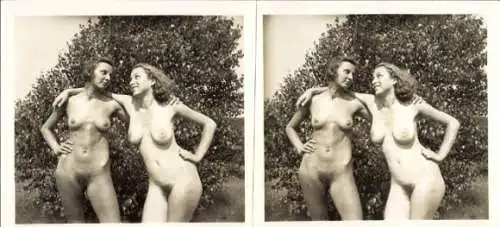 Stereo Foto: Gerhard Riebicke Zwei nackte Frauen, Garten, Frauenakt, Erotik