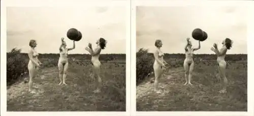 Stereo Foto: Gerhard Riebicke Erotik, Nackte Frauen spielen mit Ball, Wiese, Frauenakt