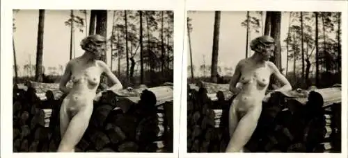 Stereo Foto: Gerhard Riebicke Erotik, Frauenakt, an Baumstämme gelehnt