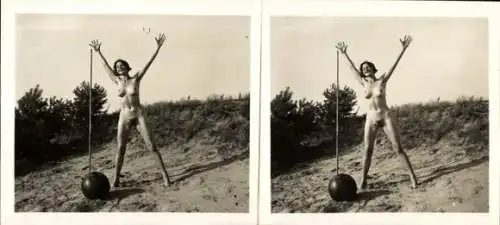 Stereo Foto: Gerhard Riebicke Erotik, Nackte Frau am Strand, Frauenakt, Ball