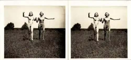 Stereo Foto: Gerhard Riebicke Erotik, Frauenakt, zwei Frauen laufen über eine Wiese