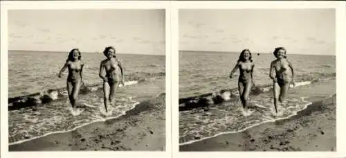 Stereo Foto: Gerhard Riebicke Erotik, Zwei nackte Frauen am Strand, Ufer, Wellen