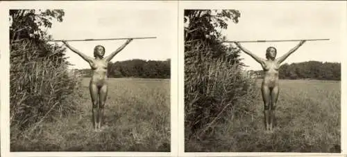 Stereo Foto: Gerhard Riebicke Erotik, Nackte Frau mit Speer, Frauenakt, Wiese