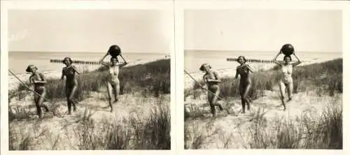 Stereo Foto: Gerhard Riebicke Erotik, Nackte Frauen am Strand, Ball, Düne