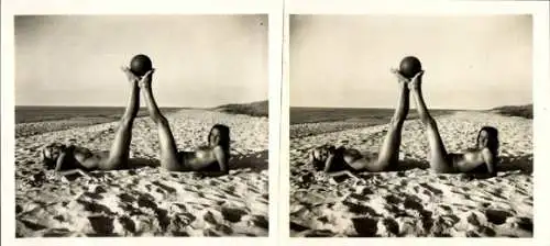 Stereo Foto: Gerhard Riebicke Erotik, Zwei nackte Frauen am Strand, Ball