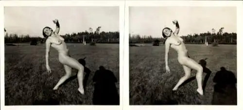 Stereo Foto: Gerhard Riebicke Erotik, Nackte Frau posiert auf der Wiese, Frauenakt