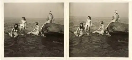 Stereo Foto Erotik, Frauenakt, vier Frauen an der Küste, im Wasser, auf einem Felsen