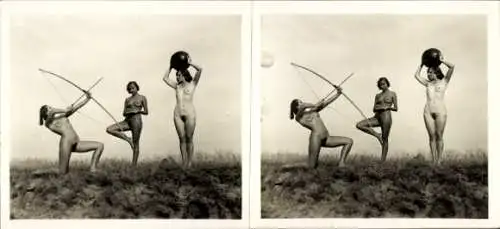 Stereo Foto: Gerhard Riebicke Erotik, Drei nackte Frauen, Ball, Bogen