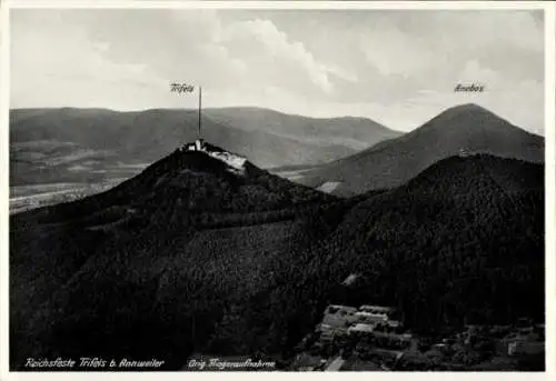 Ak Annweiler am Trifels im Kreis Südliche Weinstraße, Fliegeraufnahme, Veste Trifels