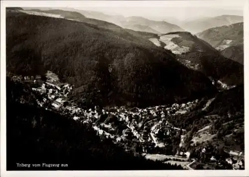 Ak Triberg im Schwarzwald, Gasthaus Bachjörg, Triberg vom Flugzeug aus, Schwarzwald, bewaldete...