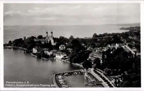 Ak Friedrichshafen am Bodensee, Schloss und Kurgartenhotel, Fliegeraufnahme