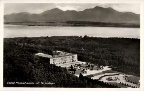 Ak Herrenchiemsee Herreninsel Chiemsee Oberbayern, Fliegeraufnahme, Schloss, Park