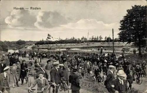 Ak Roden Drenthe Niederlande, Hafen, Radfahrer