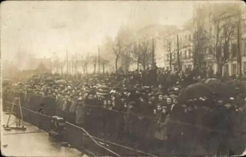 Foto Ak Kiel, Passanten, Straßenabsperrung