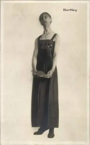 Ak Hartley, Mann in einem Frauenkleid, Standportrait