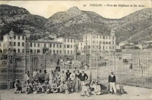 Ak Toulon Var, Porte des Hopitaux de Ste Anne, Gruppenbild Matrosen