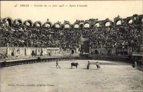 Ak Arles, Stierkampf 1905, Apres l'stocade