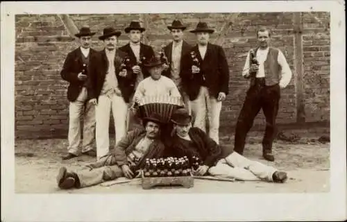 Foto Ak Gruppenfoto, Bierflaschen, Männer, Musiker, Zieharmonika